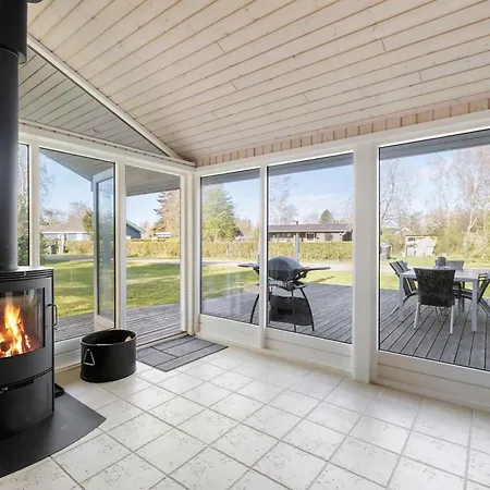 Modern In Scenic Natural Setting *