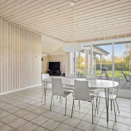 Modern In Scenic Natural Setting *