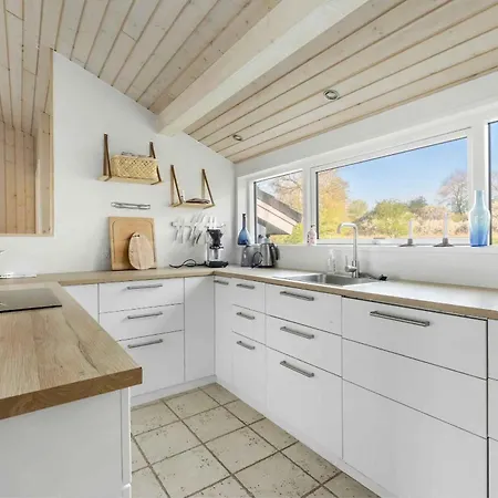 Modern In Scenic Natural Setting Semesterbostad *